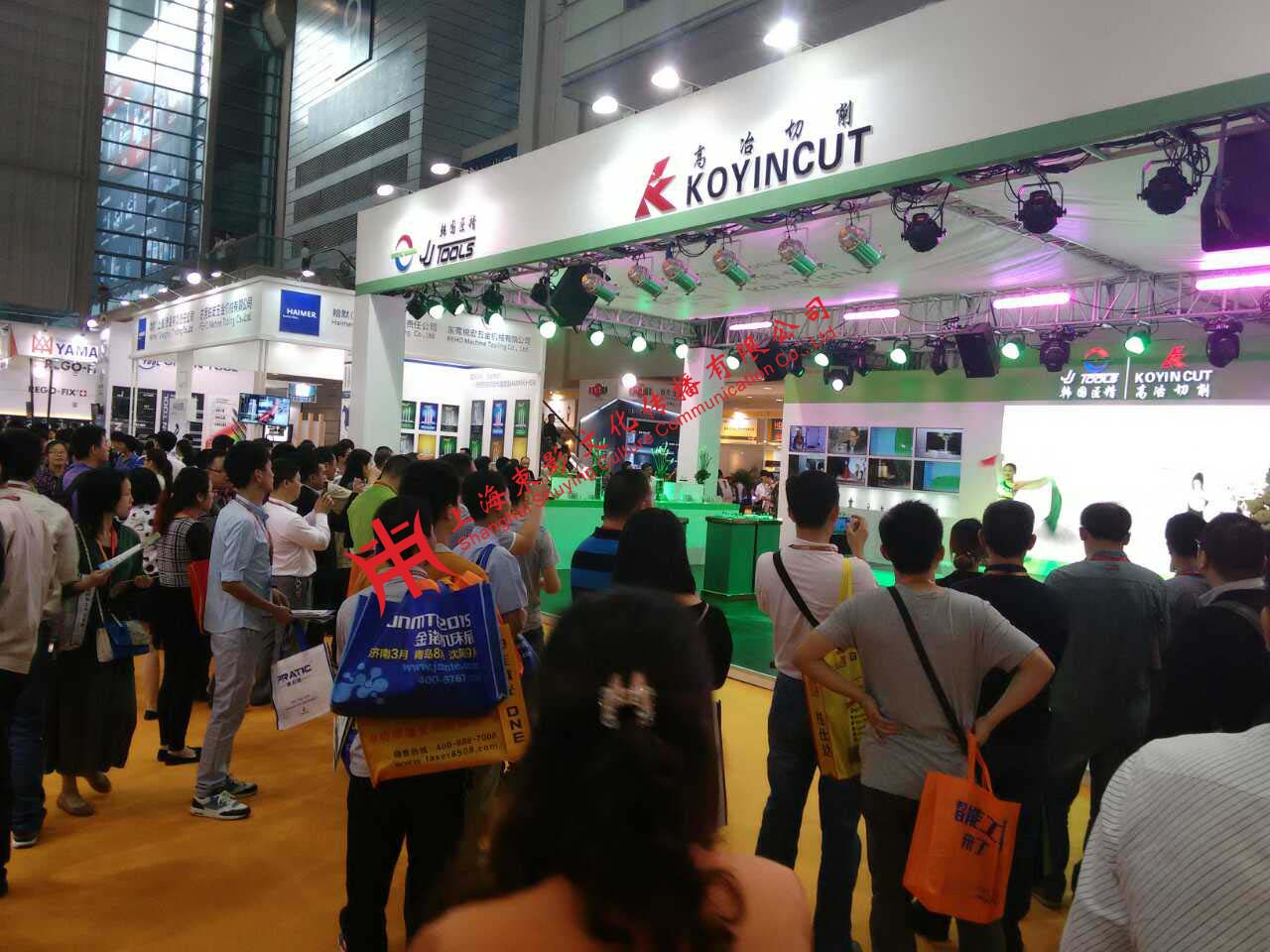 图二韩国匠精展厅前来参观